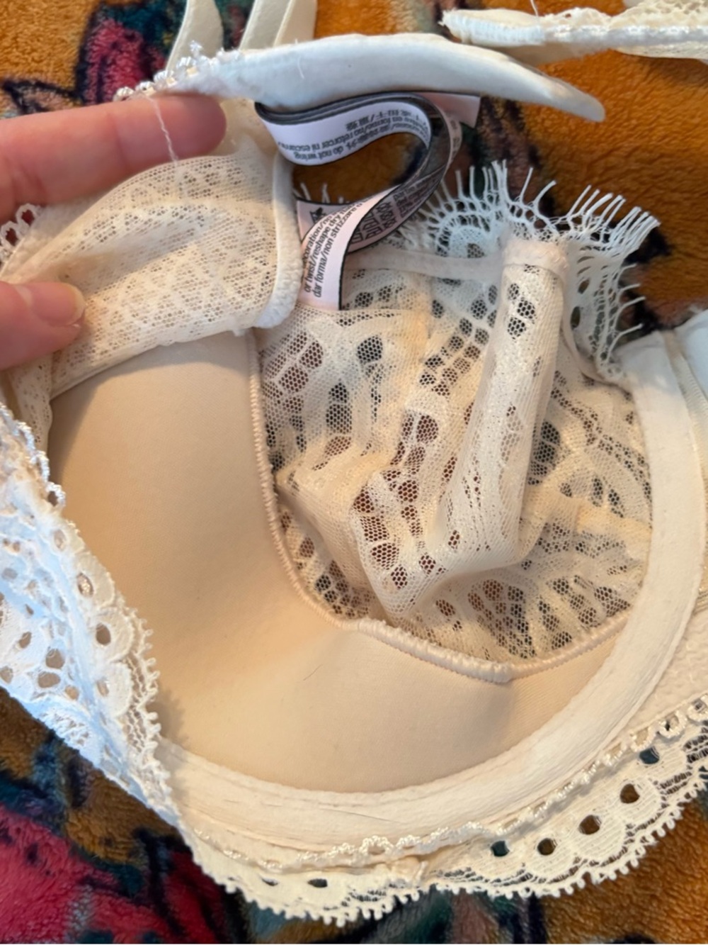 Victoria's Secret White Lace Bra - Picture 3 of 9